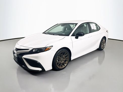 Used 2023 Toyota Camry SE FWD image 3