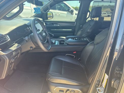 Used 2023 Jeep Wagoneer Series III w/ Premium Group I RWD image 12