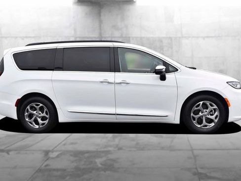 Used 2023 Chrysler Pacifica Limited FWD image 5