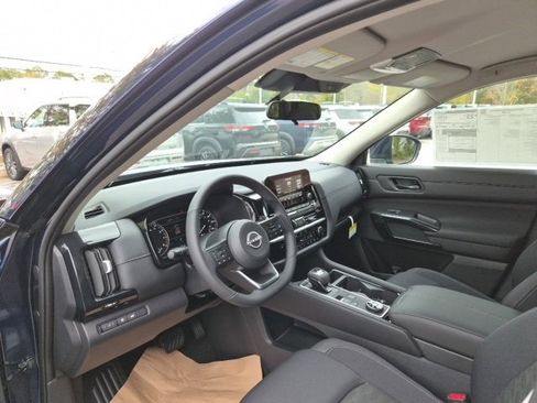 New 2025 Nissan Pathfinder SV w/ Black Appearance Package image 17