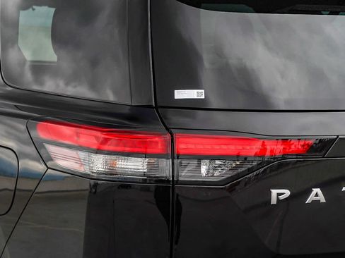 Used 2024 Nissan Pathfinder SV w/ SV Premium Package image 8