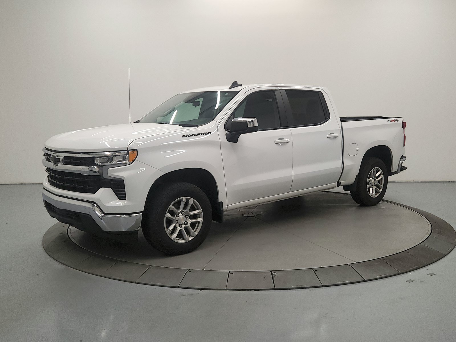 Used 2024 Chevrolet Silverado 1500 LT AWD/4WD image 4