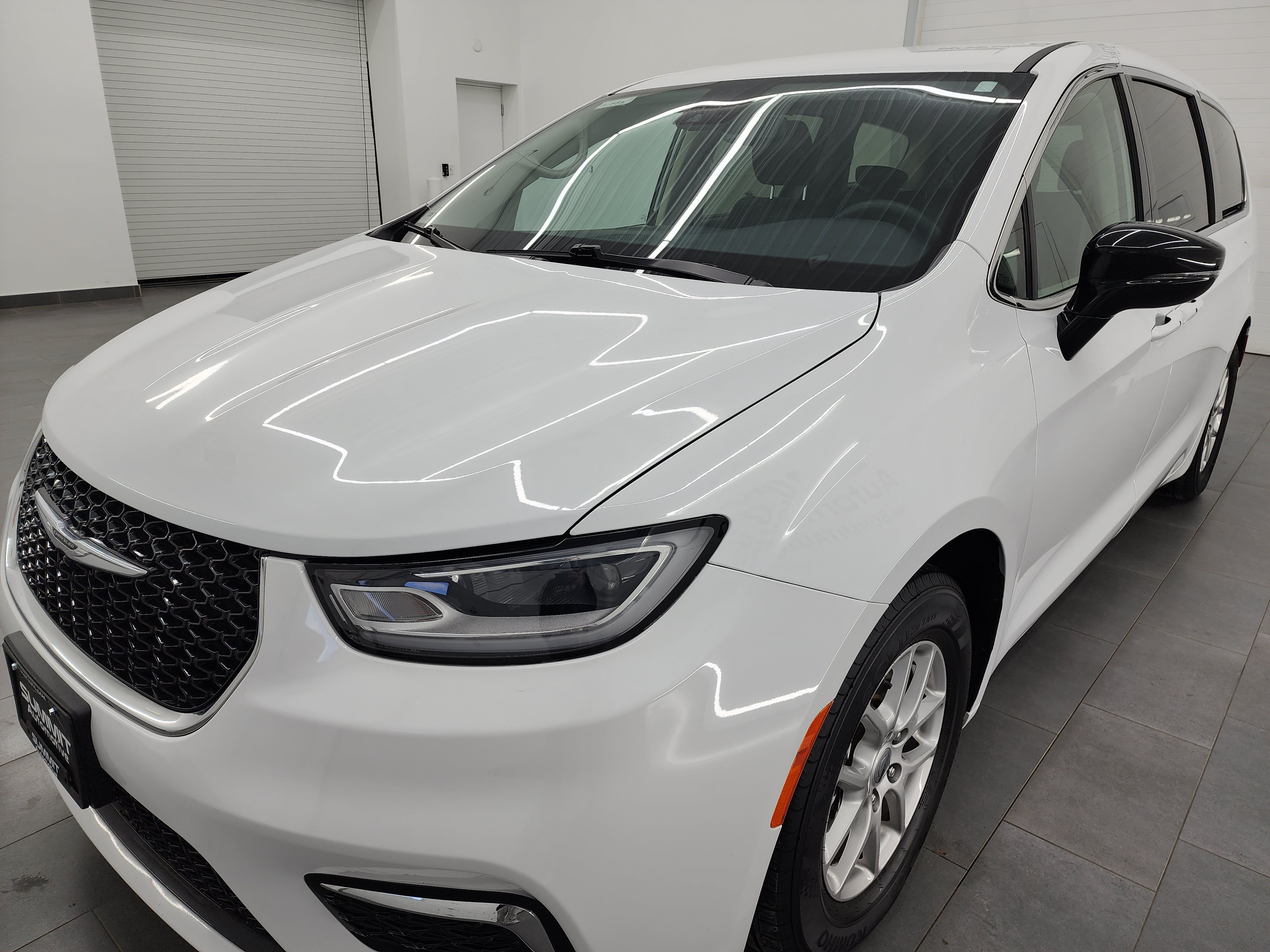 Used 2024 Chrysler Pacifica Touring-L FWD image 7