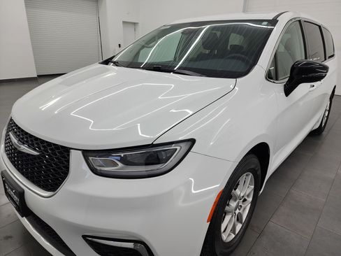 Used 2024 Chrysler Pacifica Touring-L image 7