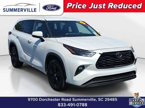 Used 2024 Toyota Highlander LE FWD image 1