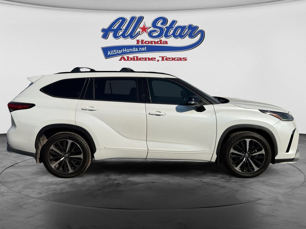 Used 2022 Toyota Highlander XSE FWD image 4