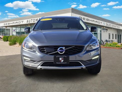 Used 2017 Volvo V60 T5 Cross Country Platinum image 2