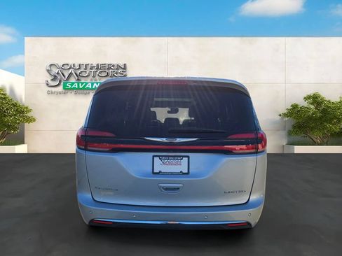 Used 2024 Chrysler Pacifica Limited FWD image 4