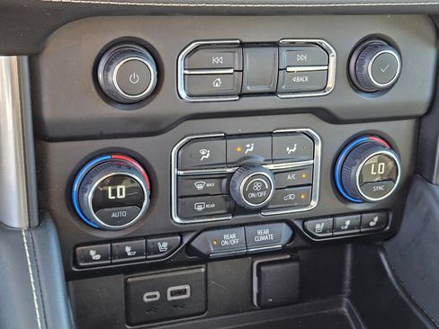 Used 2024 Chevrolet Suburban Premier image 25