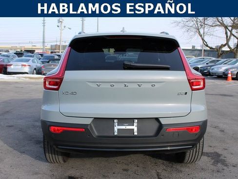 Used 2025 Volvo XC40 B5 Plus image 4