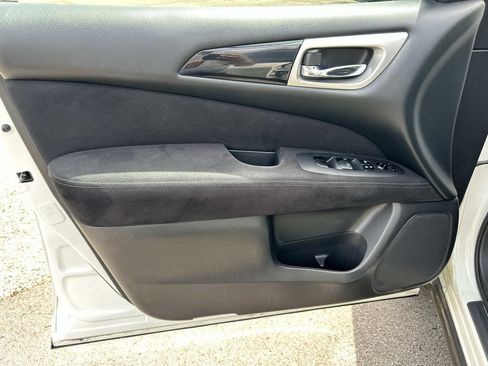 Used 2014 Nissan Pathfinder SV AWD/4WD image 17