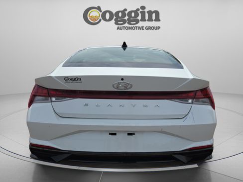 Used 2021 Hyundai Elantra SEL w/ Convenience + Premium Package image 4