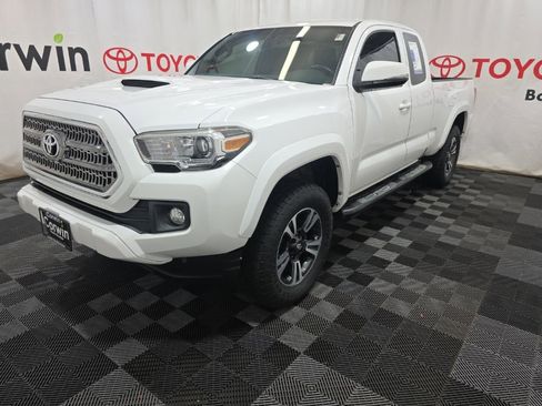 Used 2017 Toyota Tacoma TRD Sport w/ Exterior Package image 3