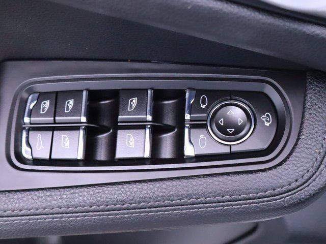 Certified 2024 Porsche Macan AWD/4WD image 16