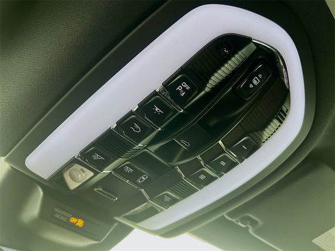 Certified 2024 Porsche Macan Turbo image 14