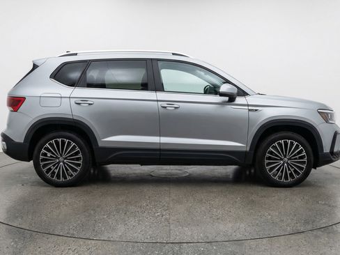 Used 2025 Volkswagen Taos SE image 11
