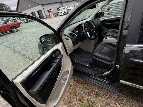 Used 2014 Chrysler Town & Country Touring image 7