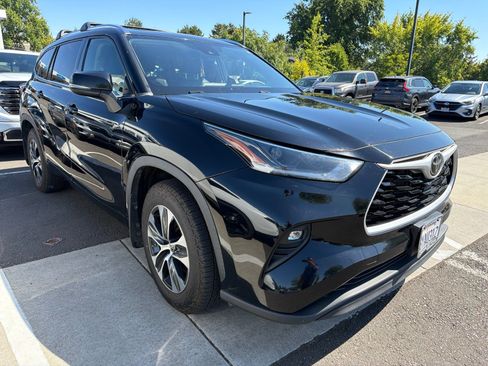 Used 2021 Toyota Highlander XLE AWD/4WD image 3