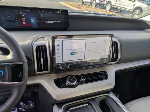 New 2025 Ford Expedition Active image 21