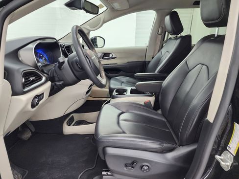 Used 2024 Chrysler Pacifica Touring-L image 8