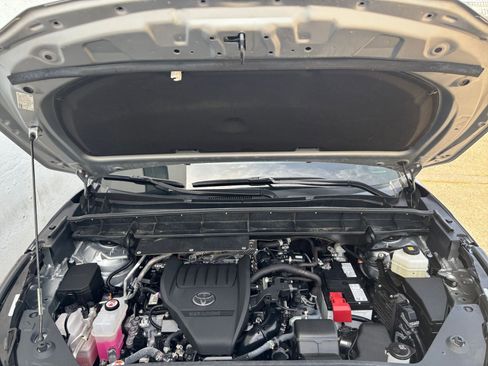 Used 2025 Toyota Highlander LE FWD image 34