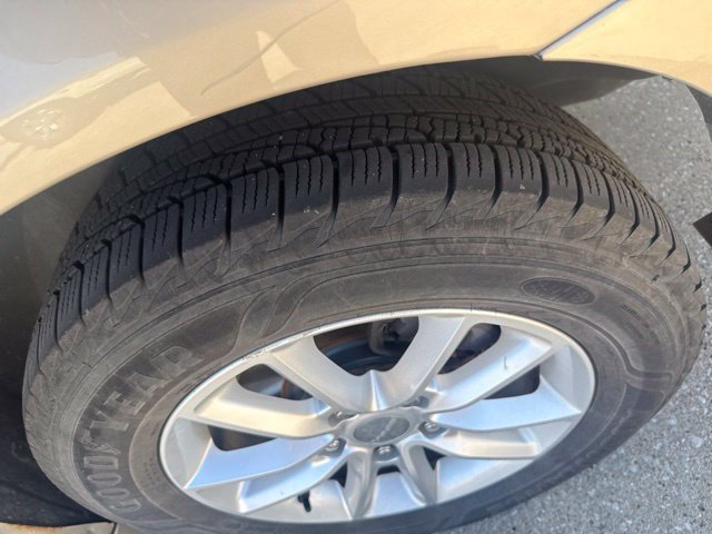 Used 2013 Dodge Grand Caravan SXT FWD image 3
