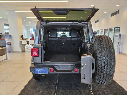 Used 2018 Jeep Wrangler Unlimited Sahara image 8