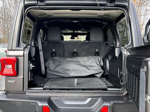 Used 2024 Jeep Wrangler Unlimited Rubicon w/ Technology Group image 30