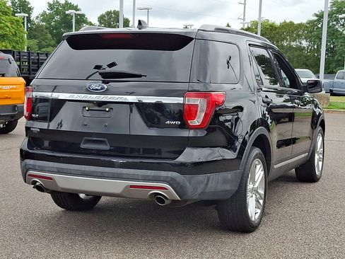 Used 2017 Ford Explorer XLT w/ Equipment Group 202A AWD/4WD image 10