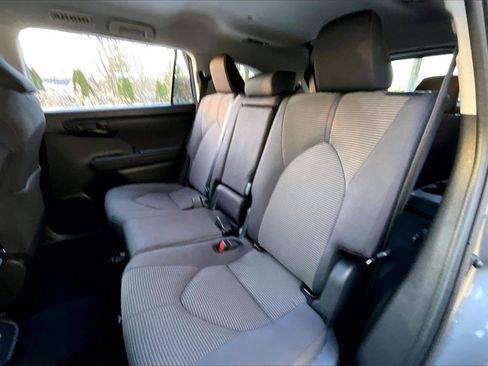 Used 2024 Toyota Highlander LE image 31