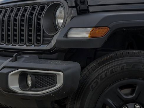 Used 2024 Jeep Gladiator Sport image 3