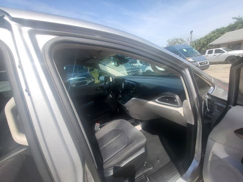 Used 2017 Chrysler Pacifica Touring w/ Tire & Wheel Group FWD image 23