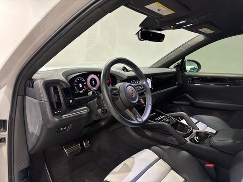 Used 2024 Porsche Cayenne Turbo GT AWD/4WD image 17