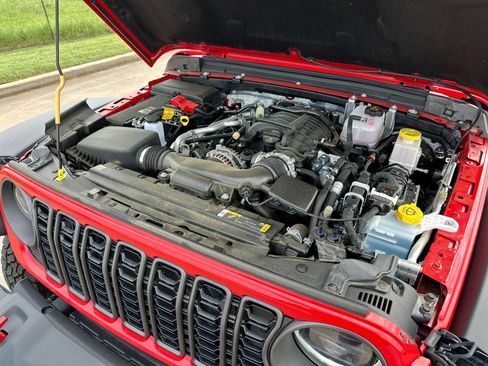 Used 2024 Jeep Gladiator Rubicon w/ Safety Group AWD/4WD image 23
