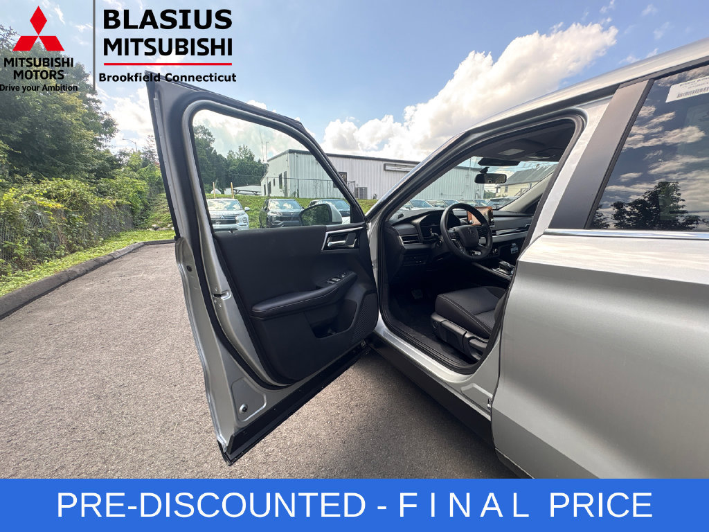 Used 2025 Mitsubishi Outlander ES AWD/4WD image 14