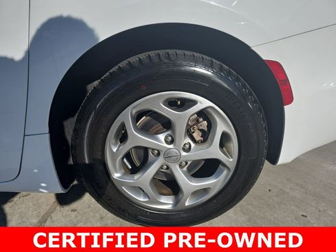 Used 2023 Chrysler Pacifica Limited image 35