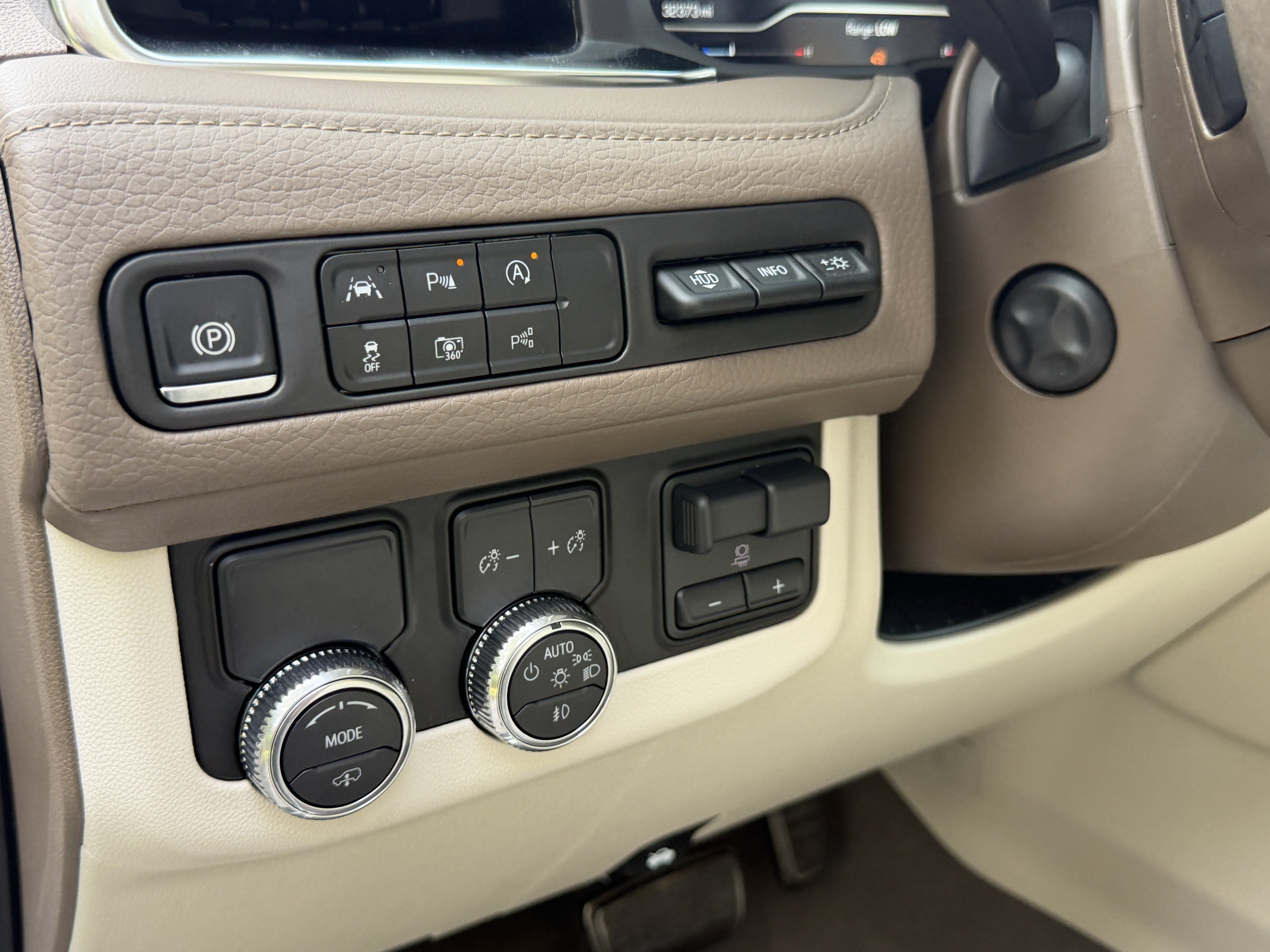 Used 2024 GMC Yukon Denali w/ Denali Reserve Package RWD image 6