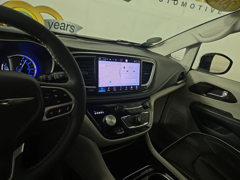 Used 2023 Chrysler Pacifica Limited FWD image 25
