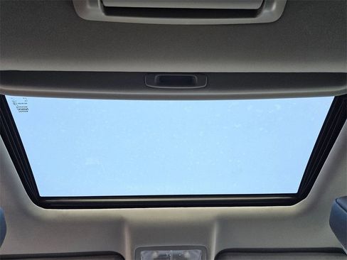 Used 2017 Toyota Highlander XLE image 19