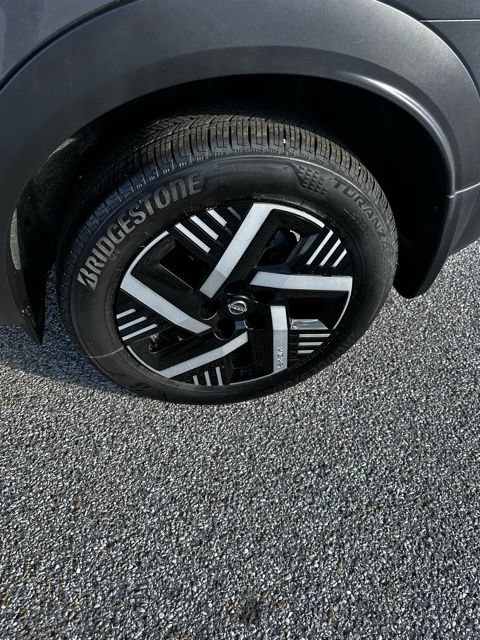 Certified 2025 Nissan Kicks SV FWD image 10