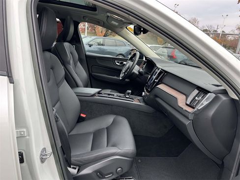 Used 2023 Volvo XC60 B5 Plus image 12