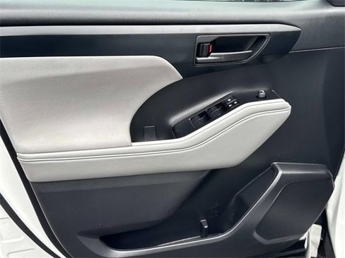 Used 2022 Toyota Highlander L image 19