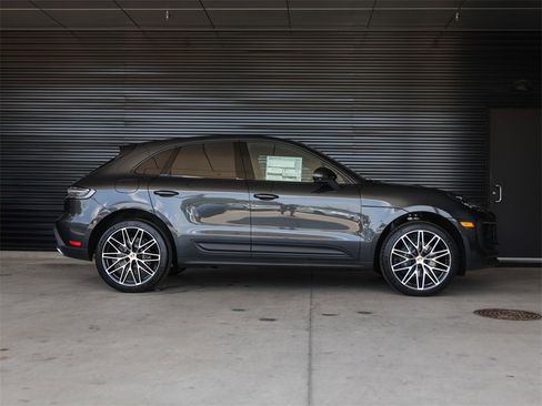 Certified 2025 Porsche Macan image 8