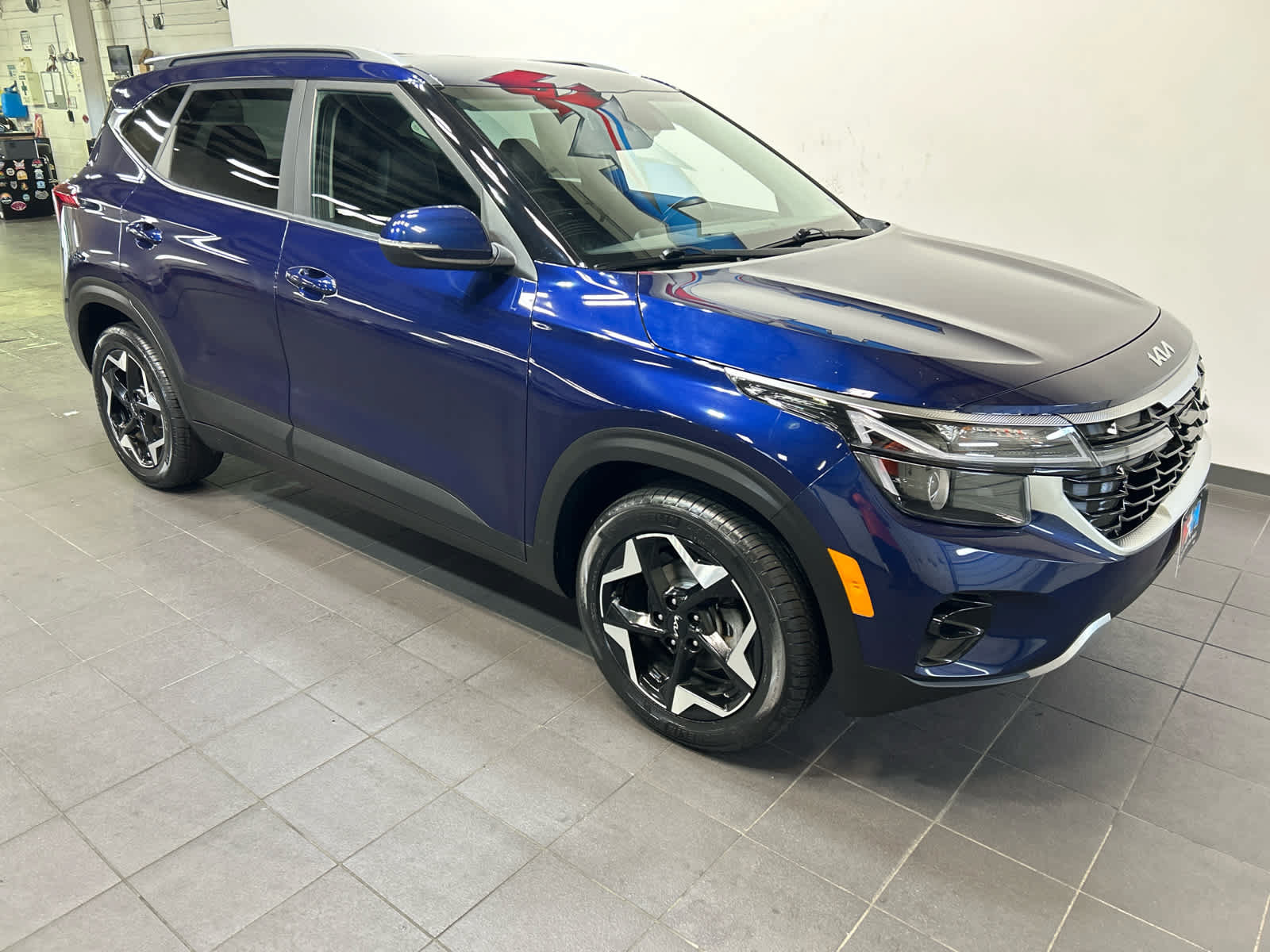 Used 2024 Kia Seltos EX FWD image 2