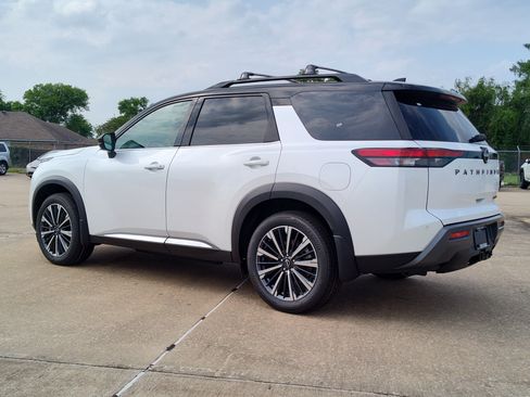 New 2026 Nissan Pathfinder Platinum FWD image 3