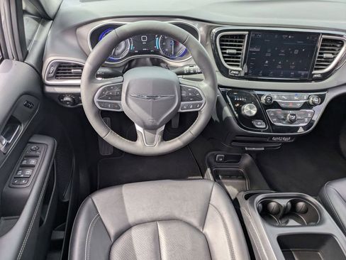 Used 2025 Chrysler Pacifica Select image 25