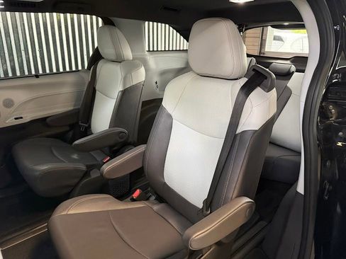 Used 2023 Toyota Sienna XSE AWD/4WD image 18
