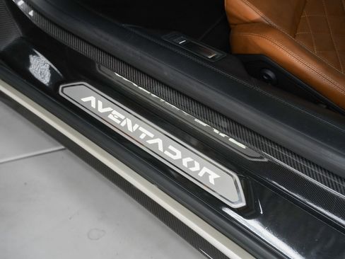 Used 2017 Lamborghini Aventador S image 45