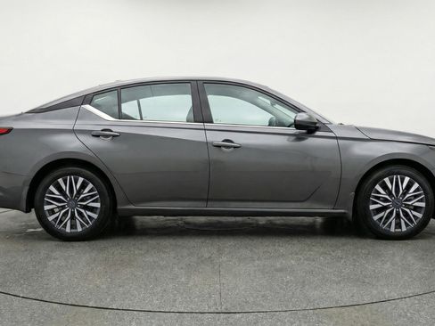 Used 2025 Nissan Altima 2.5 SV FWD image 11