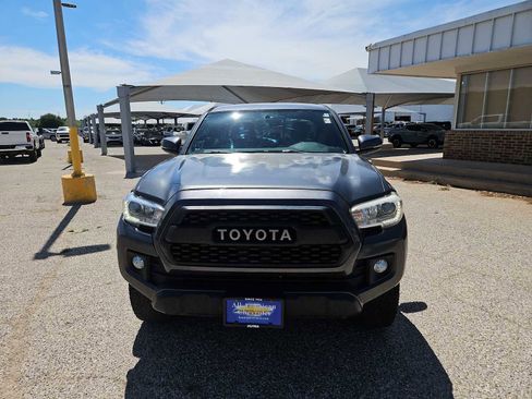 Used 2017 Toyota Tacoma TRD Off-Road AWD/4WD image 3